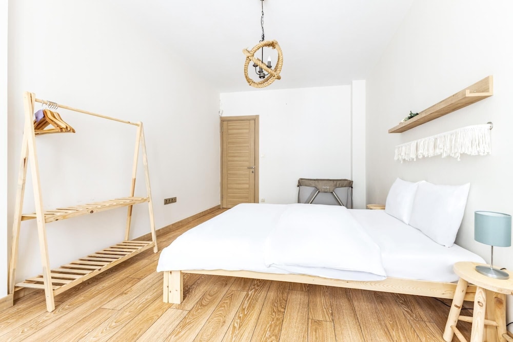 Flat w Balcony 1 min to Bagdat Avenue in Kadikoy