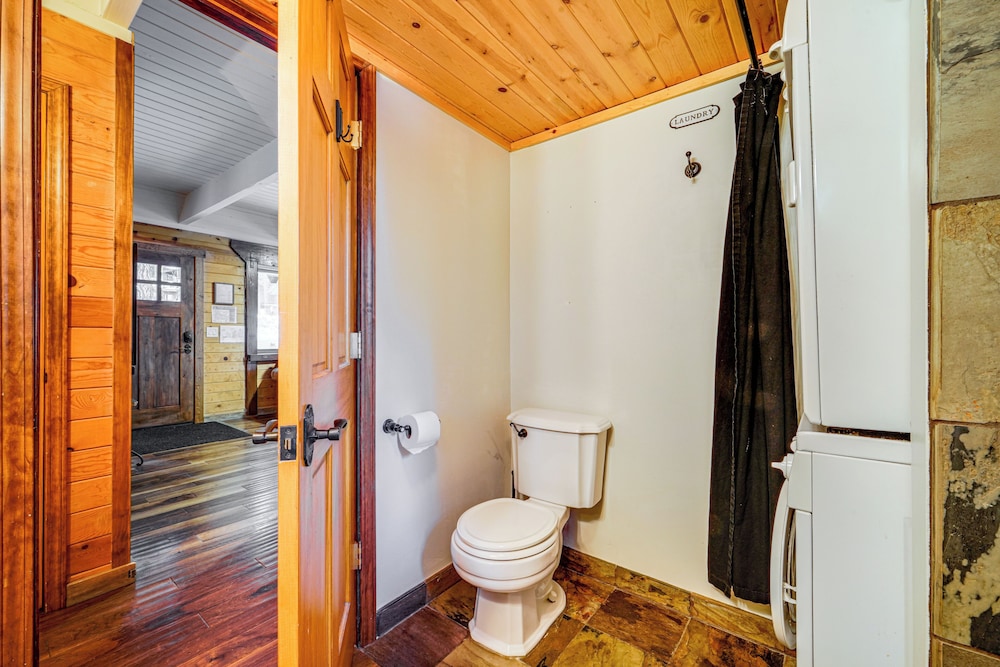 3 Mi to Skiing: Retreat w/ Deck in Tahoe Donner!