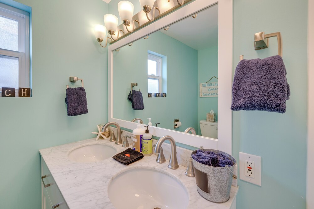 House w/ Hot Tub & Deck - Walk to Seaside Beach! view 2