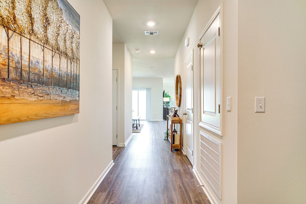 12 Mi to Avery Island: Spacious Family Home!