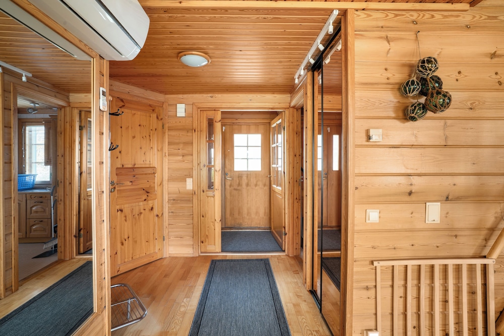 Cozy 3BR Riverside House with Sauna