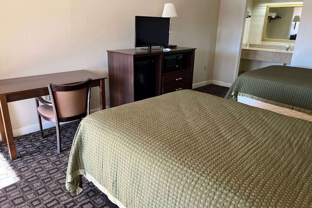 Days Inn & Suites by Wyndham Brewton