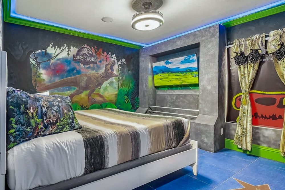 Ultimate Hollywood Themed Mansion for Big Groups