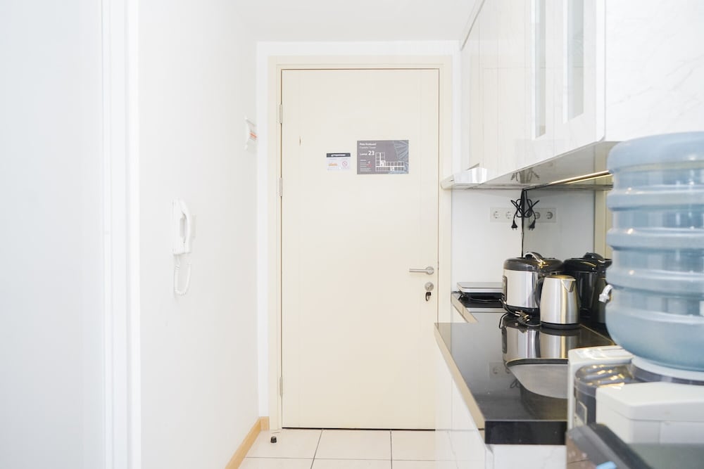 Cozy and Good Location Studio Apartment M-Town Residence view 4