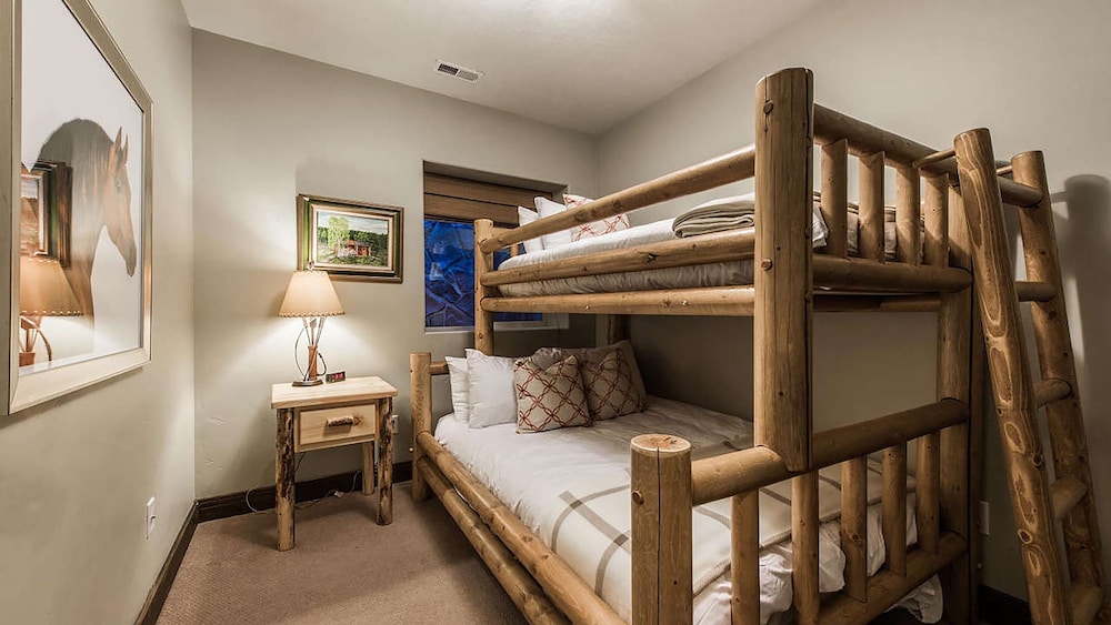 Red Hawk by Avantstay Charming Cabin w Theatre Spa 5mins to Deer Valley Mtn