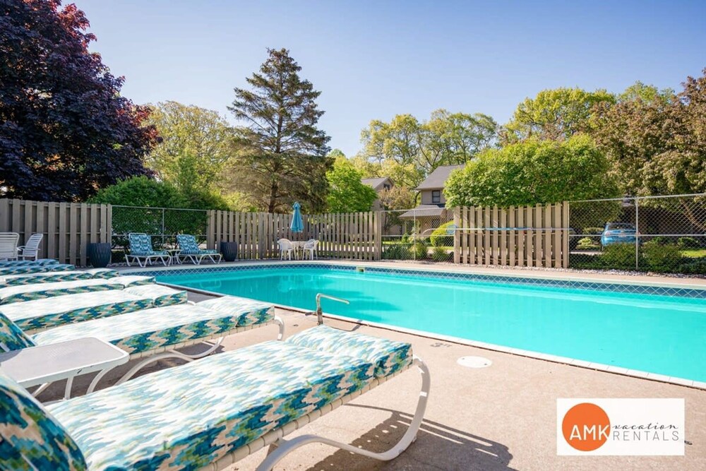 Charming Bayview - Downtown Condo With Pool