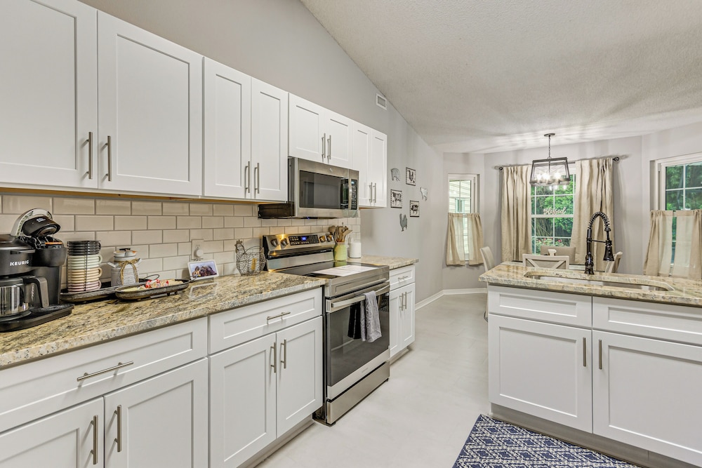 1 Mi to Zoo: 'rustic Bungalow' Gem in Gulf Breeze!