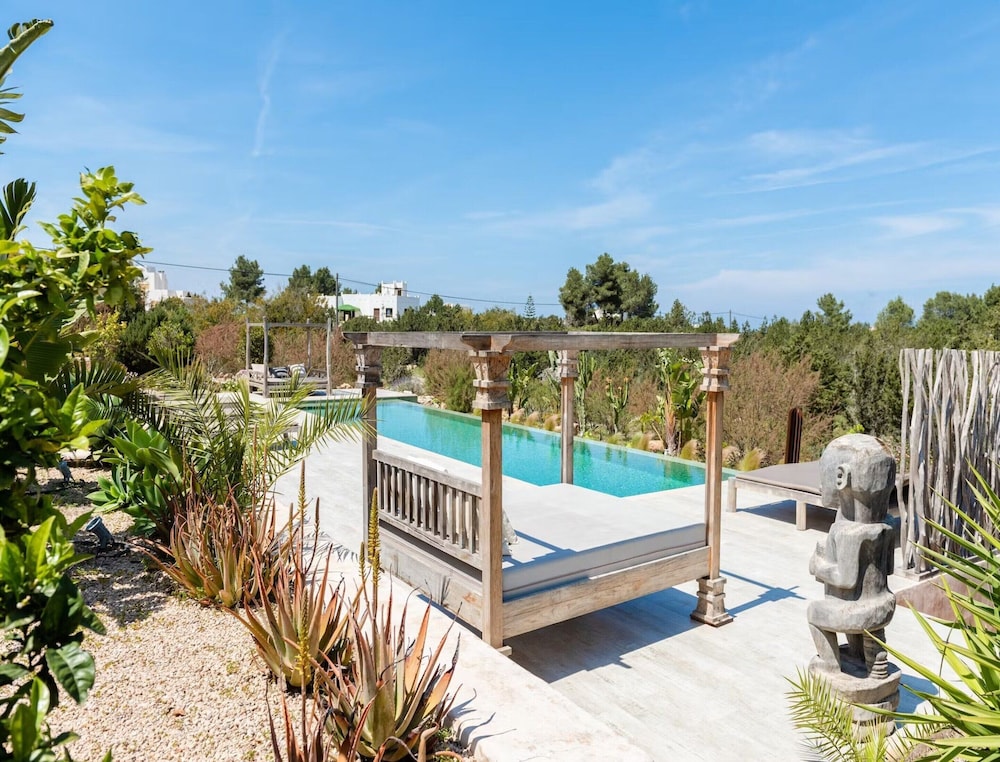 Stunning Villa With Gardens