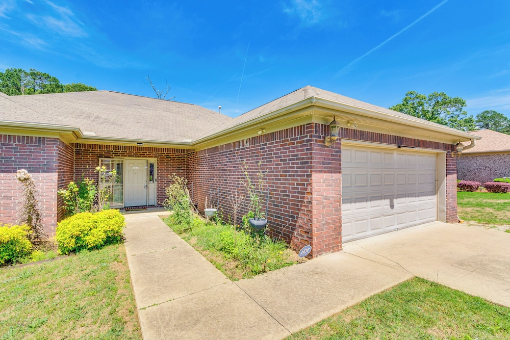 11 Mi to Dtwn Little Rock: Home w/ Large Deck!