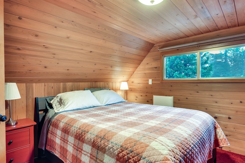 Inviting Mt Hood Cabin w/ Porch: 1 Mi to Skibowl! view 4