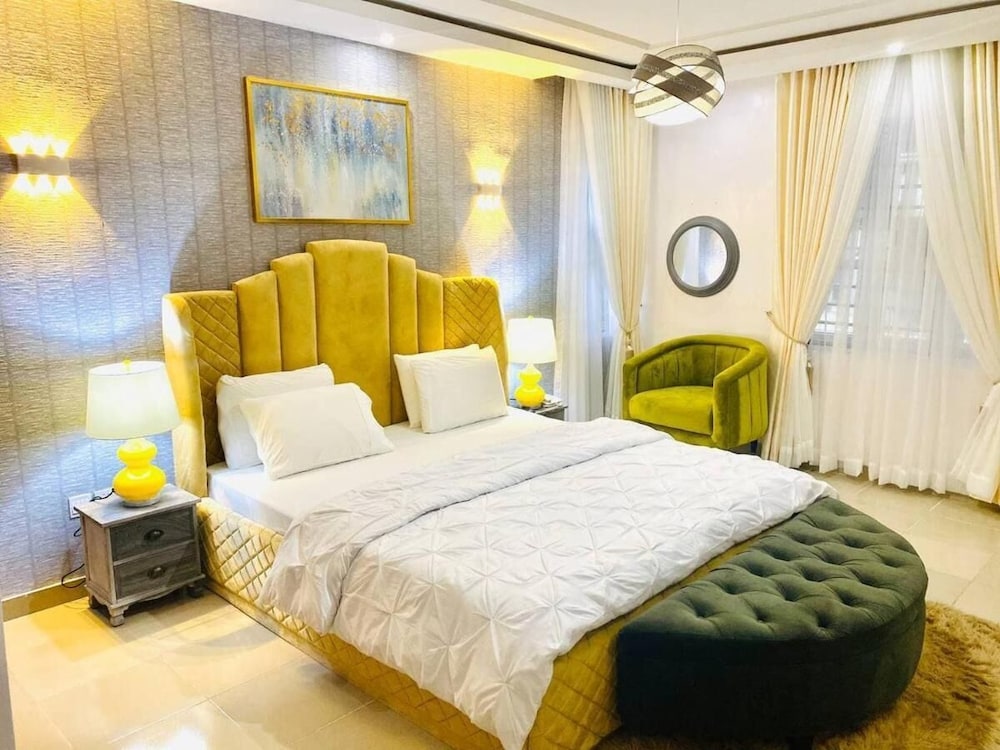 Shortlethomes- Renee's Luxury Apartments