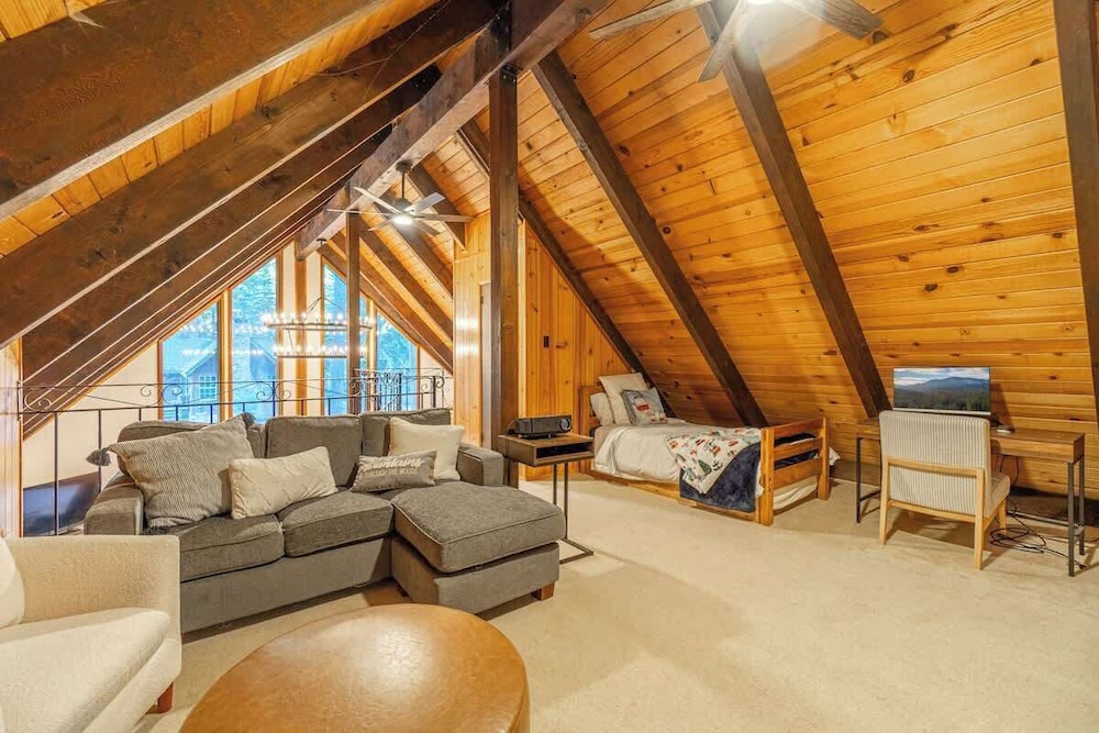 Cozy Tahoma Cabin in the Pines Sleeps 6 + Pets