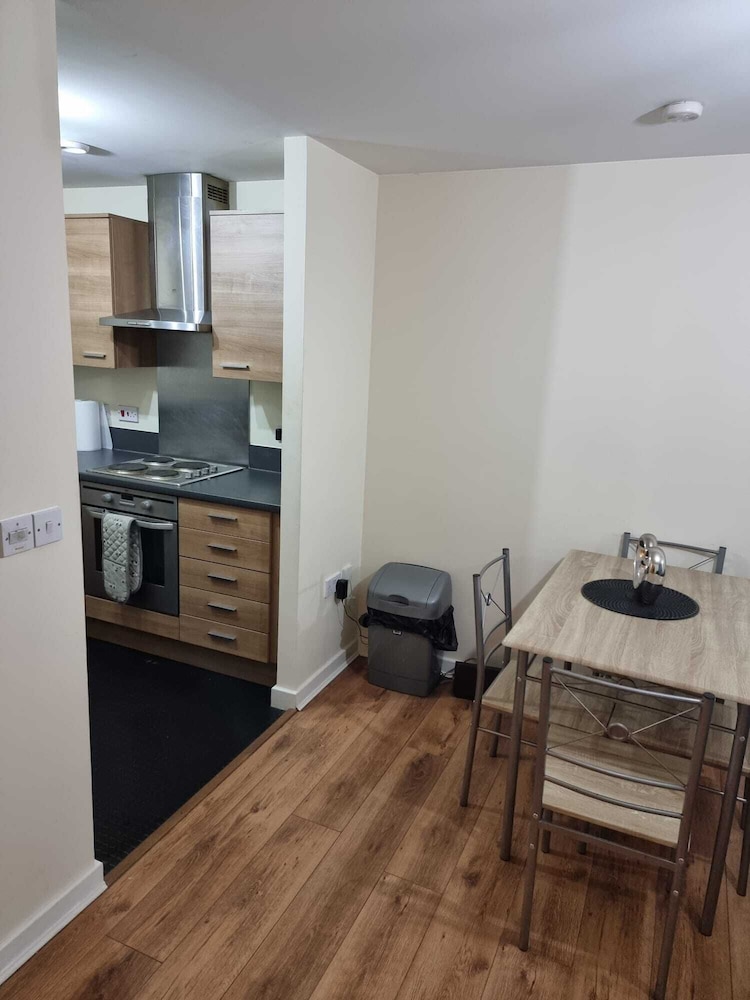 Central 2-bedroom Apartment, Chelmsford, Parking view 5