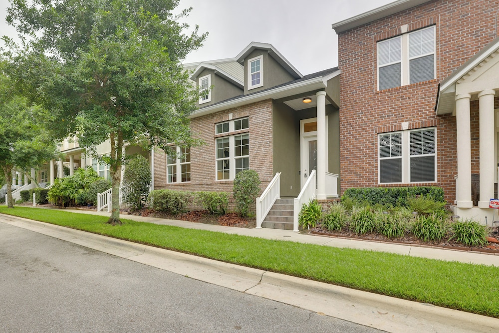 Townhome w/ Patio < 5 Mi to UF Campus!
