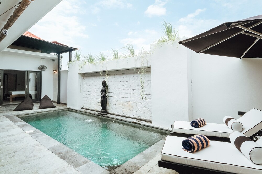 Villa Clove Cemagi view 4