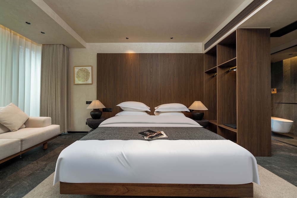 Fenghuang Yiquan River View B&B