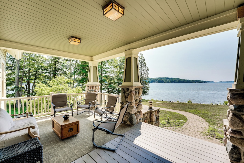 Hamlin Lake Retreat: Spacious Stay for Groups!