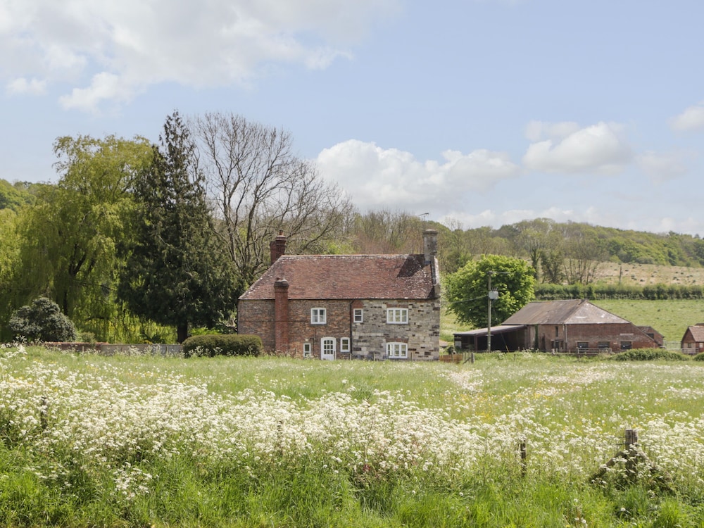 2 Court Farm