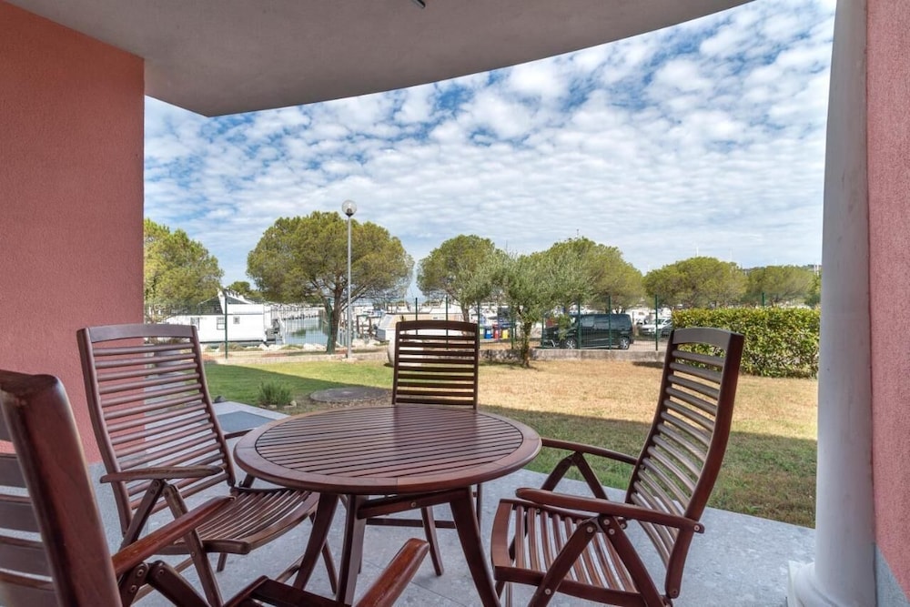 Marina Apartment with Terrace Burin 100