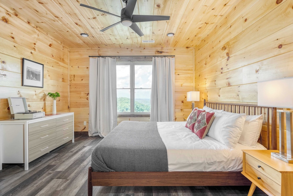 2 Homes Firefly Trail Way by Avantstay Sleeps 28, Indoor Pool + Hot Tub + Movie Theater & Game Room