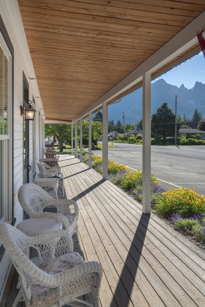 Bush House Inn view 3