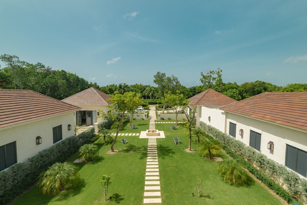 Lake Villa With Pool Table Tennis and Billiard
