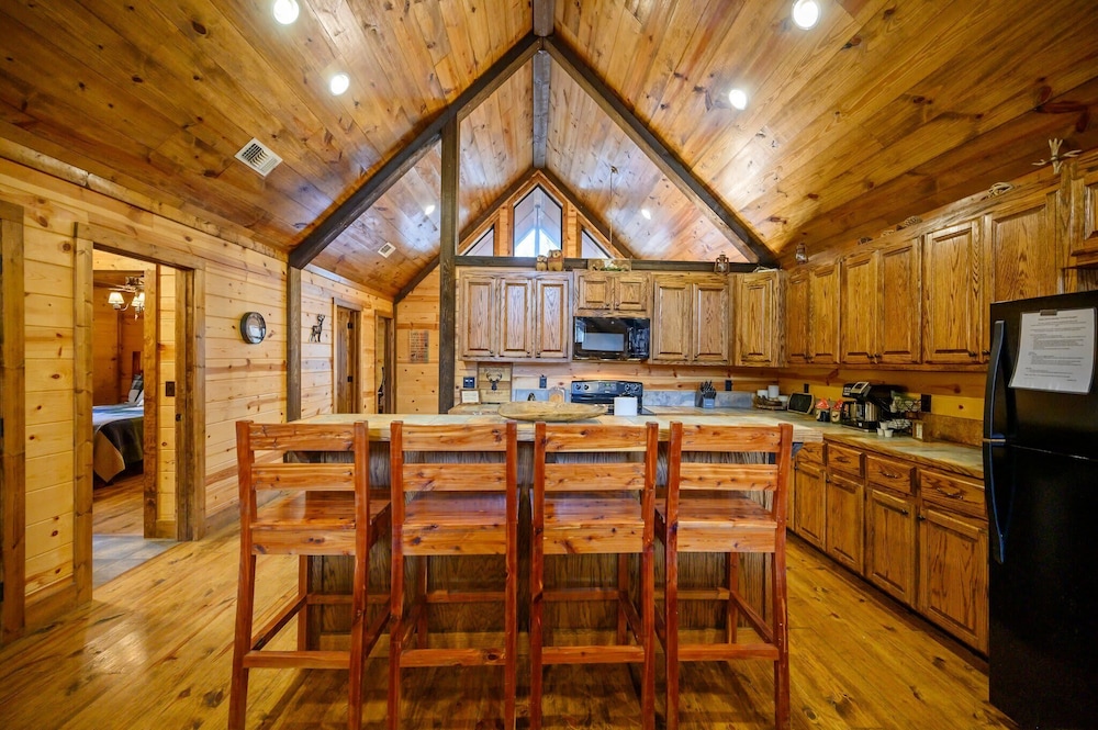 Whitetail Retreat Cabin for 13!