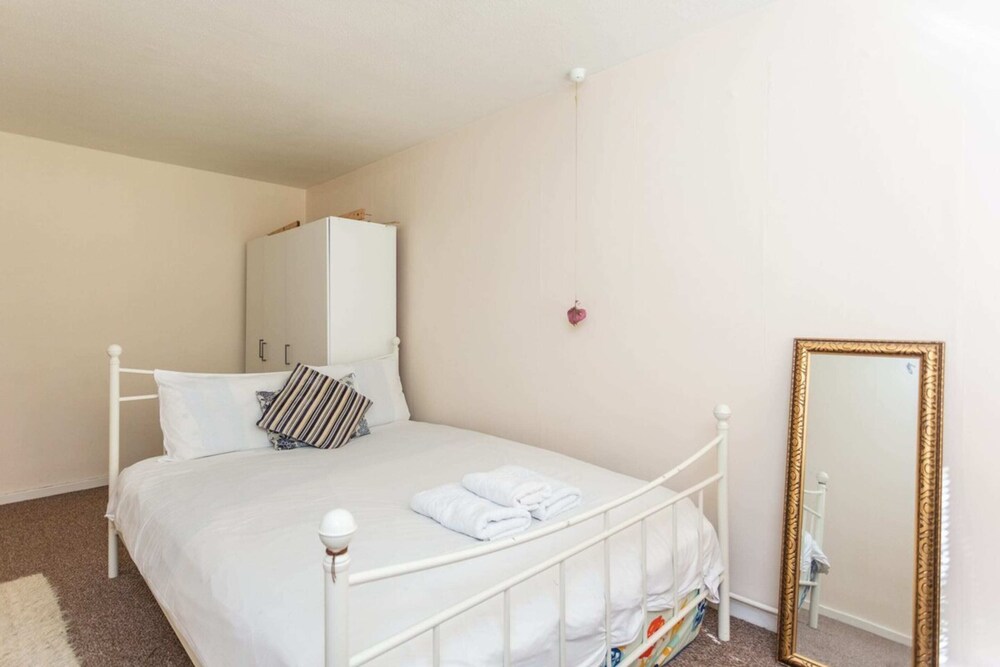 Spacious 2BD House W/private Garden - Kennington!