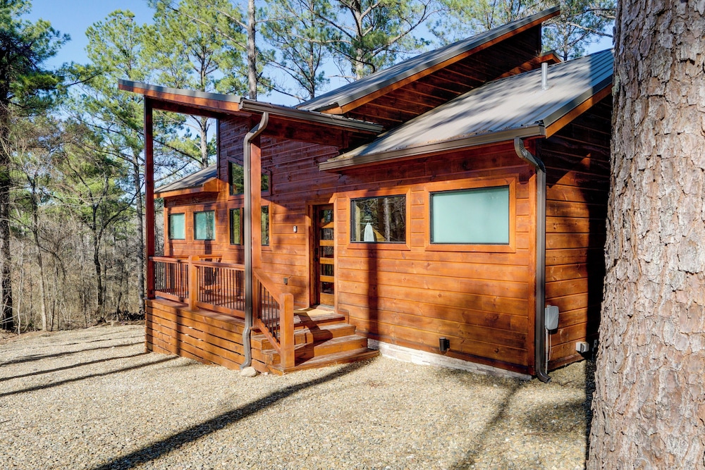 Sleek Cabin w/ Hot Tub: 11 Mi to Broken Bow Lake!