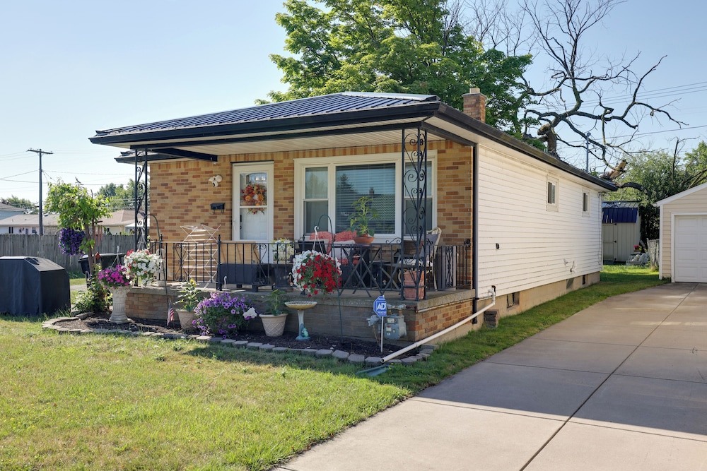 Large Private Yard: Home 14 Mi to Niagara Falls!