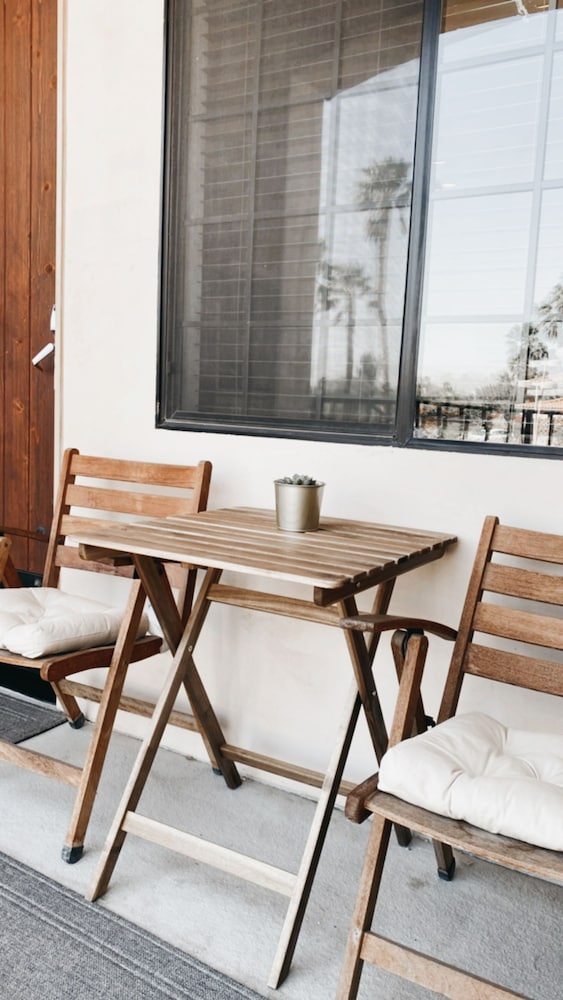 Designer 1 bed 5 min to Old Town Dogs Welcome