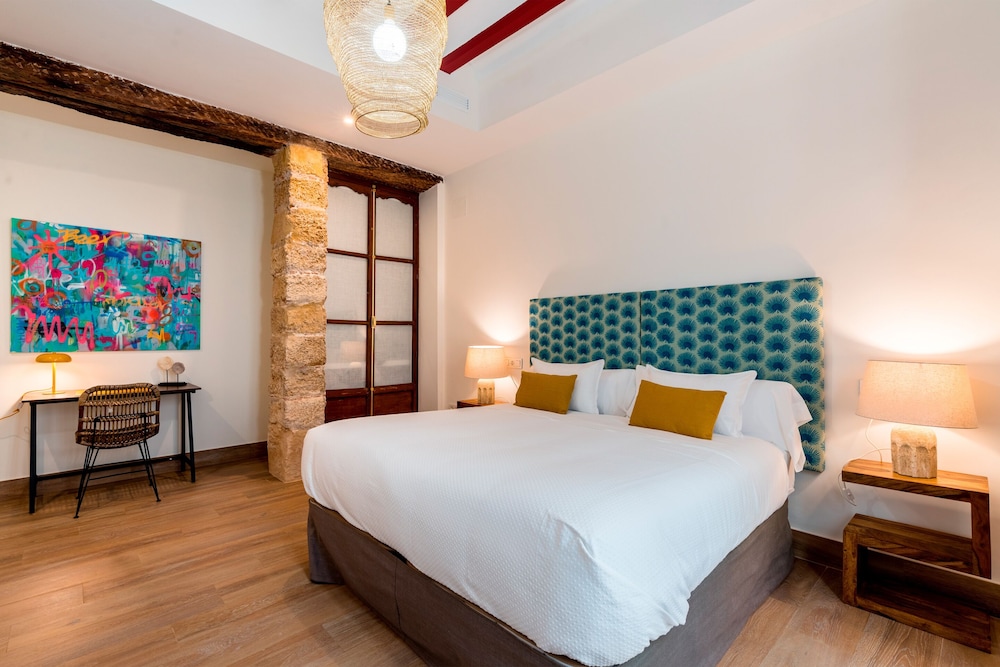 Magnificent 4 Bedroom Apartment in Cadiz Center San Antonio V
