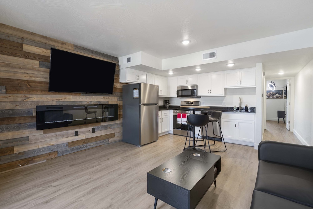Modern Yote Condo at Roark Creek