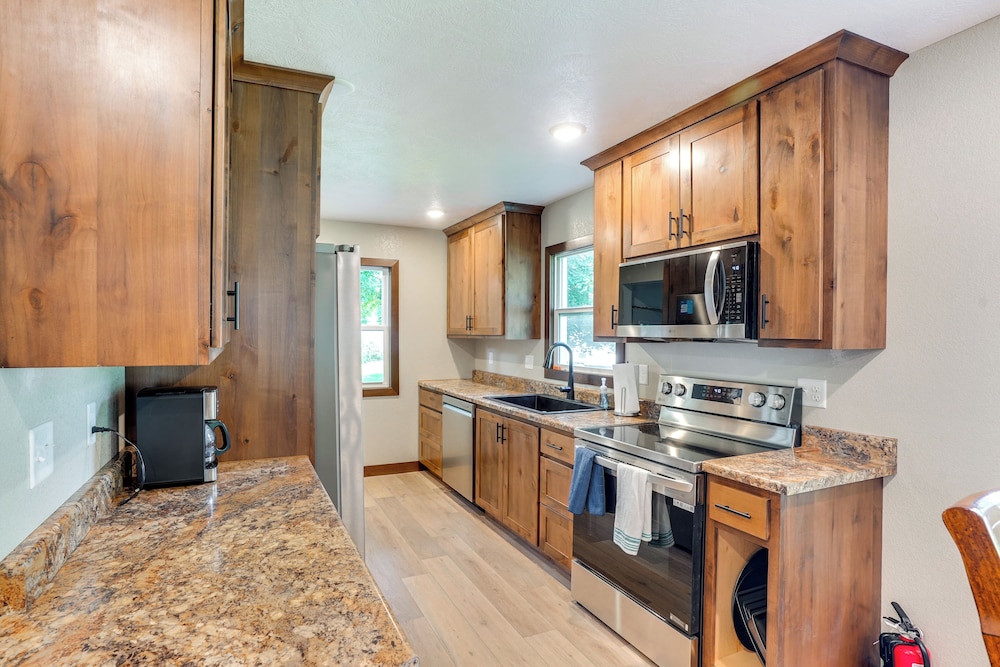 Sioux Falls Home Near Downtown: 2 Living Areas!