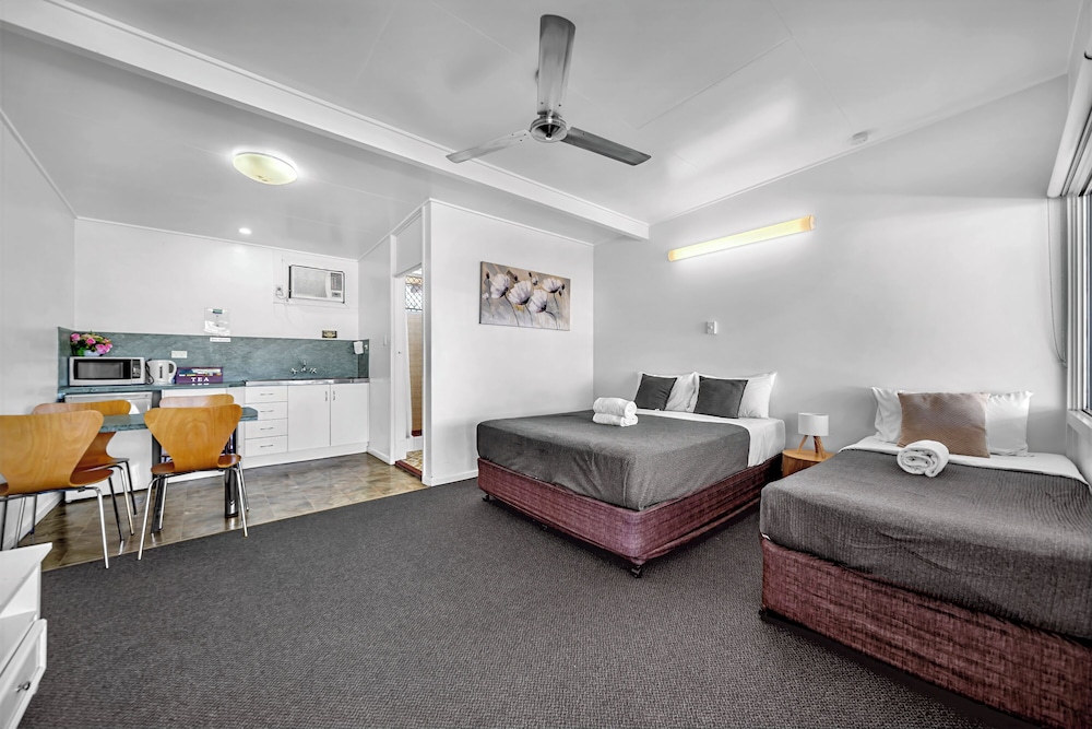 Pearly Shell Motel