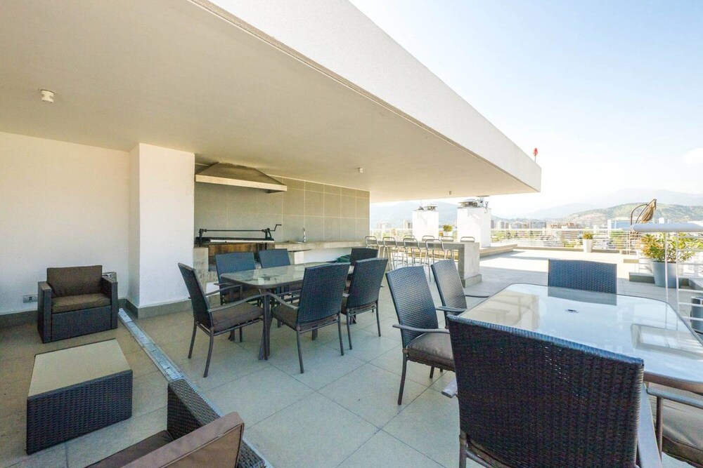 Modern Studio - w Pool Gym Steps Away From Metro