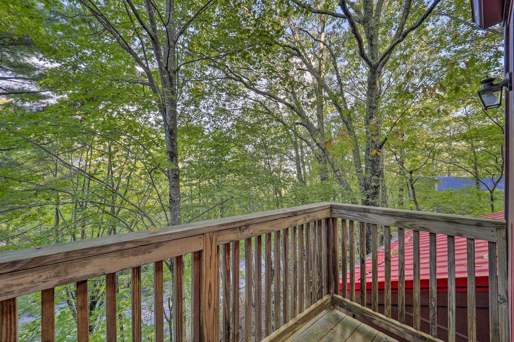 Ski Resort Cabin w/ Deck in Beech Mountain! view 3
