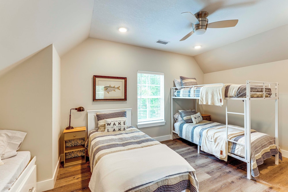 Walk to Lake Martin: Water-view Retreat w/ Deck!