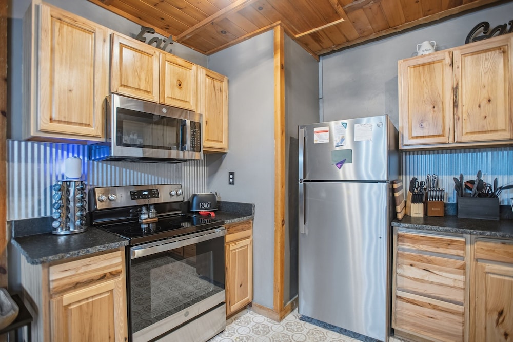 Boujee Bear Cabin With Hot Tub & Putting Green 2 Bedroom Cabin
