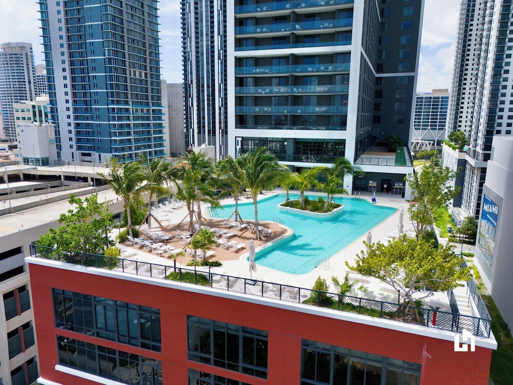 Stylish Apartments with Partial Ocean Views in Downtown