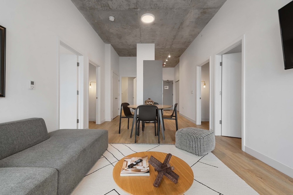 4BR Lincoln Park Getaway Steps to Red Line