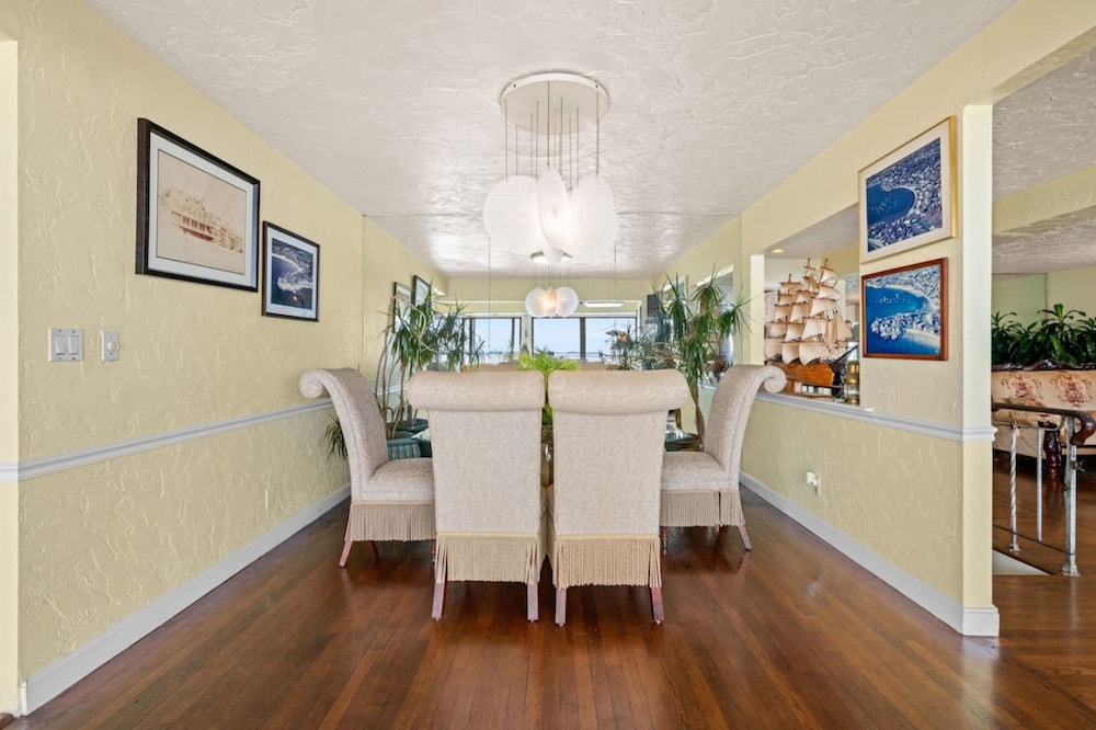 Coastal Charm Lobster Ch Teau