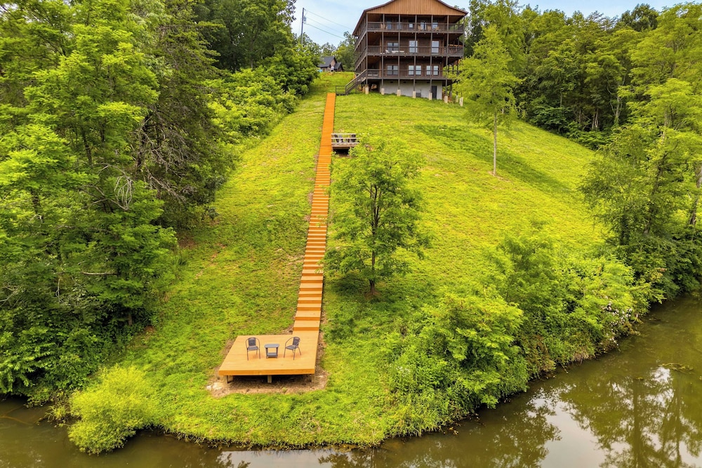 Lions Landing by Avantstay Sleeps 18 Hot Tub Game Room Views Near Pigeon Forge