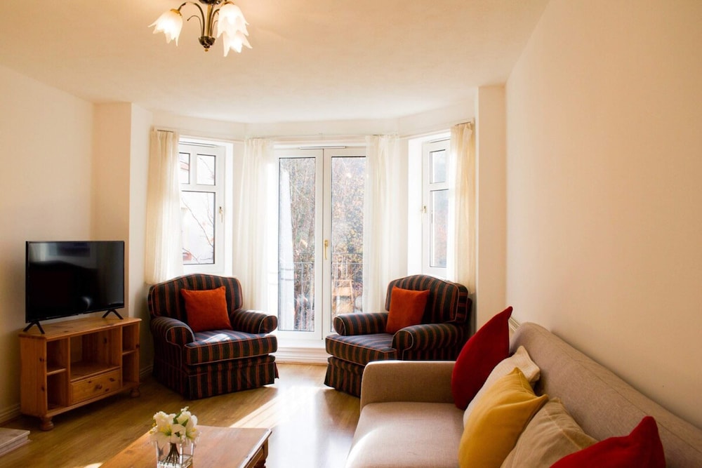 Peaceful 2 Bedroom Home with Parking