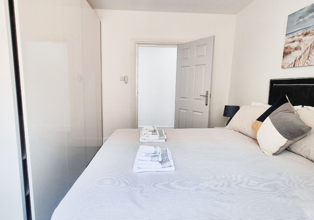 Stylish & Modern 2BR Flat