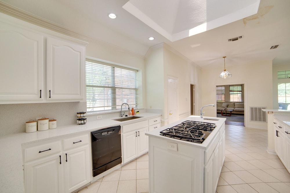 Game Room & Bar: Secluded Getaway in Farmersville