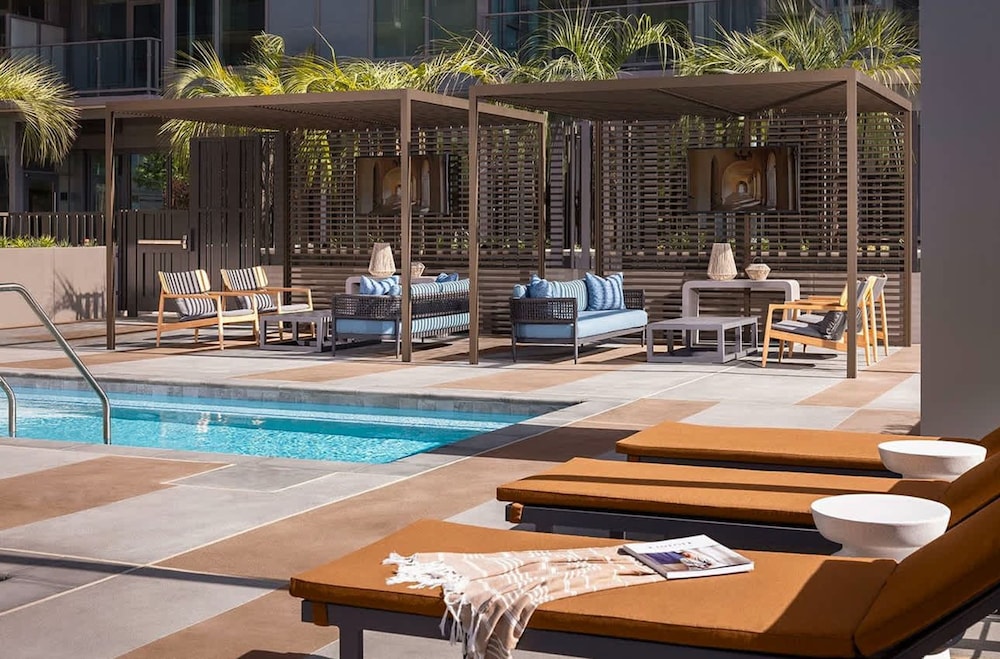 NEW Upscale Downtown San Diego Stay Queen Bed Pool Sauna