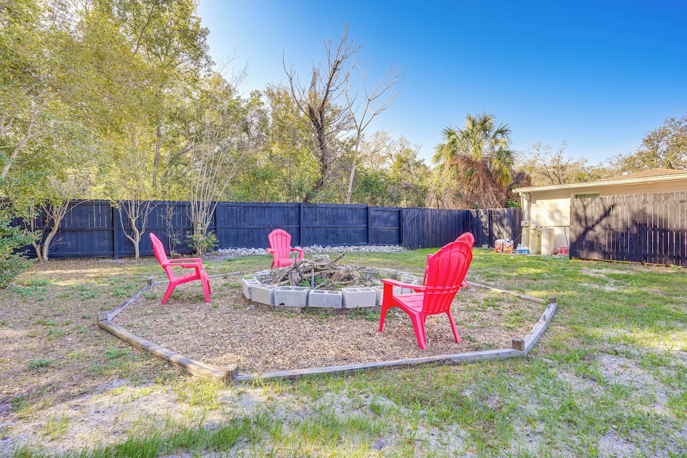 12 Mi to Dtwn Tampa: Vibrant Home w/ Outdoor Space
