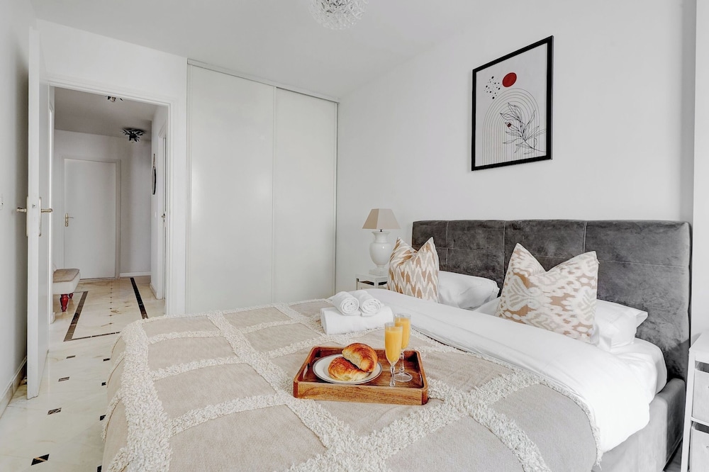 Stylish 2BR for 6 by Champs-Elysees