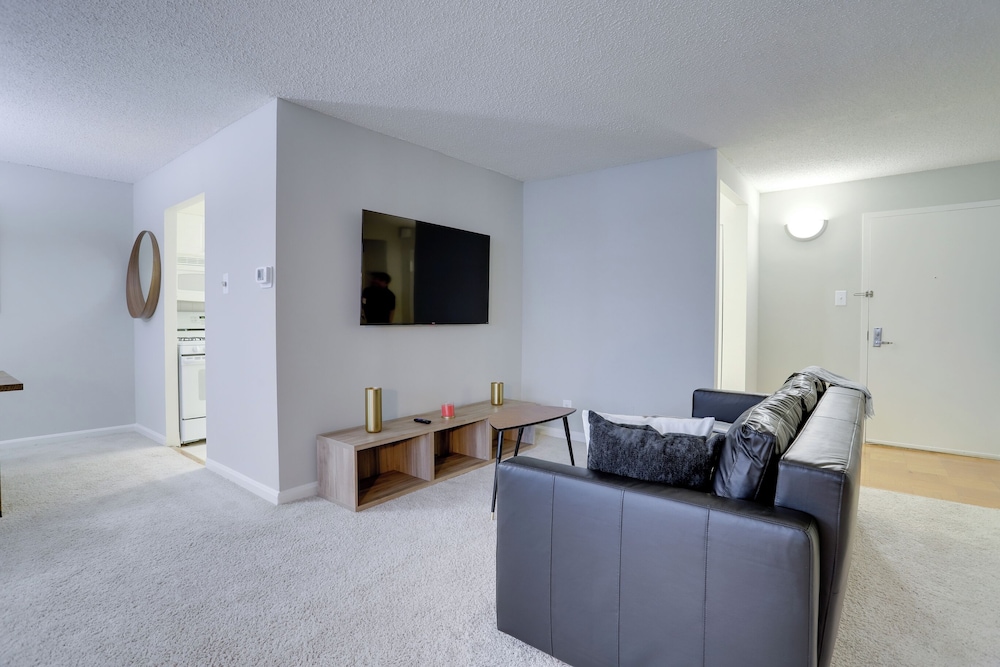Modern Apt Near Airport & Metro